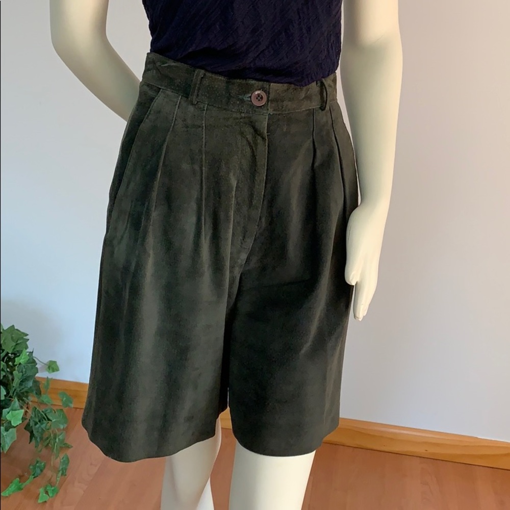 Vintage Chic! Genuine Suede shorts . + 🎁